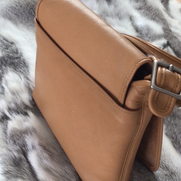 Coach Tan Crossbody Bag with Leather Material and Flap Closure - Picture 4 of 8